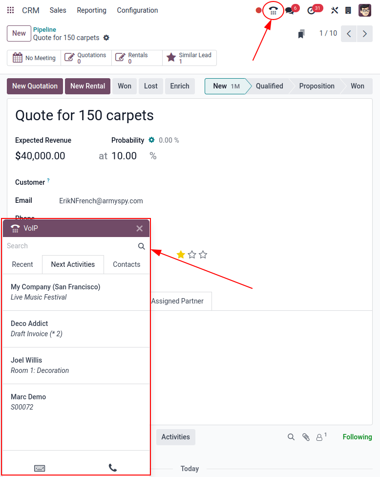 CRM 潜在客户视图以及安排 *Odoo Discuss* 活动的选项。